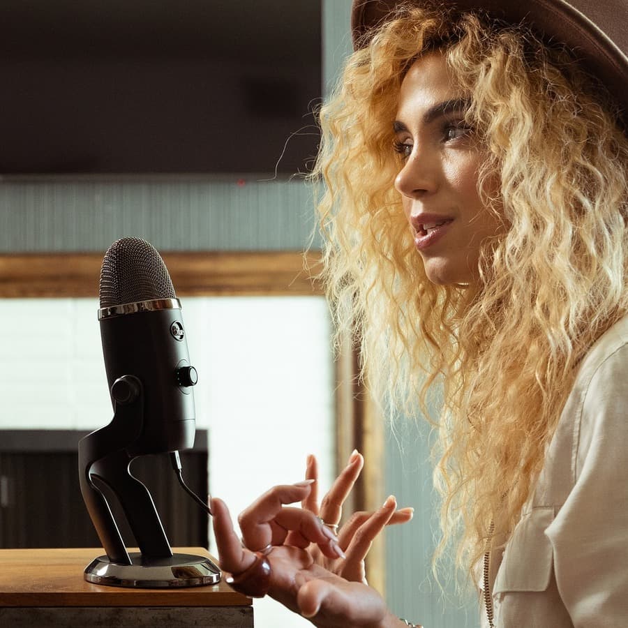 Logitech Yeti X Dark Gray desktop USB microphone for streaming and podcasting